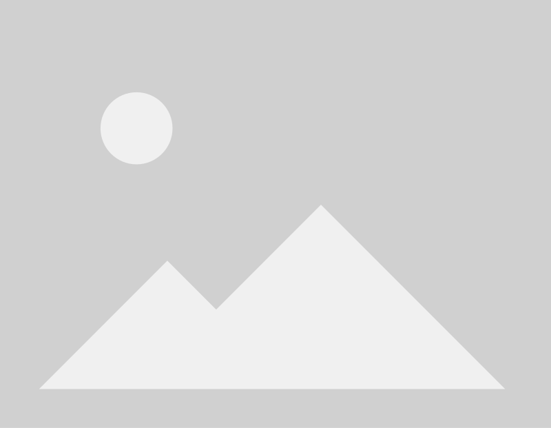 Equipe de desenvolvedores com laptop no escritório